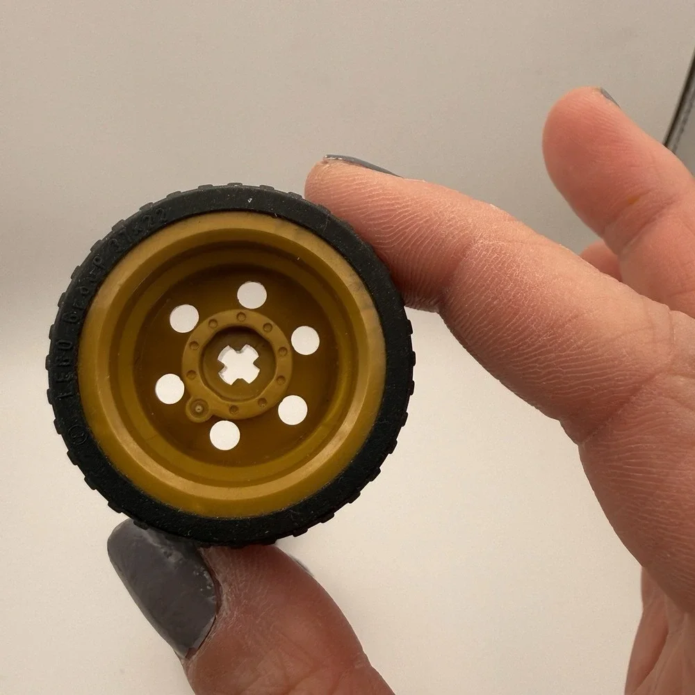 LEGO 4 Tire Wheel Pack - Gold Rims, Black Tire - 37 x 22‎ ZR (56145 / 55978)